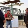 غواصو دائرة الأمم المتحدة للأعمال المتعلقة بالألغام UNMAS يزيلون المتفجرات من منطقة جسر الفلوجة الحديدي