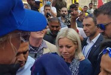 زارت الممثلةُ الخاصةُ للأمين العام للأمم المتحدة في العراق السيدة جينين هينيس-بلاسخارت ساحة التحرير للتحاور مع الناس هناك، بغداد، 30 تشرين الأول/ أكتوبر 2019