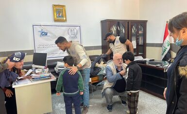 منظمة حمورابي تنفذ نشاطاً إنسانياً لتوزيع الكسوة الشتوية على 93 طالباً في بغداد