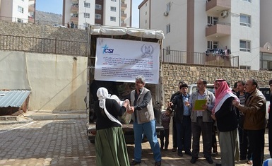 90 عائلة ايزيدية تتلقى ميدانيا سلال غذائية من الفريق الاغاثي التابع لمنظمة حمورابي لحقوق الإنسان