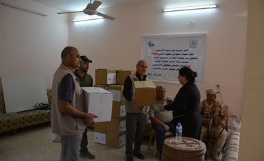 In support of the returnees, Hammurabi Human Rights Organization distributes 230 food baskets in the town of Karamlis.