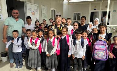 بدعم من متبرعين وبإشراف فرعها في أربيل، منظمة حمورابي لحقوق الإنسان ترسم البسمة على وجوه 194 طالباً نازحاً مع انطلاقة العام الدراسي الجديد