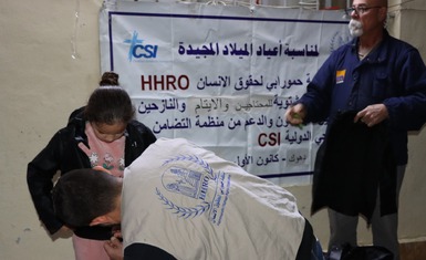 برد الشتاء القارس في دهوك يدفع كوادر منظمة حمورابي لحقوق الانسان للعمل ليلاً نهاراً لتخييف معاناة الأطفال محتاجي الدعم فيها