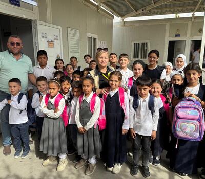 بدعم من متبرعين وبإشراف فرعها في أربيل، منظمة حمورابي لحقوق الإنسان ترسم البسمة على وجوه 194 طالباً نازحاً مع انطلاقة العام الدراسي الجديد