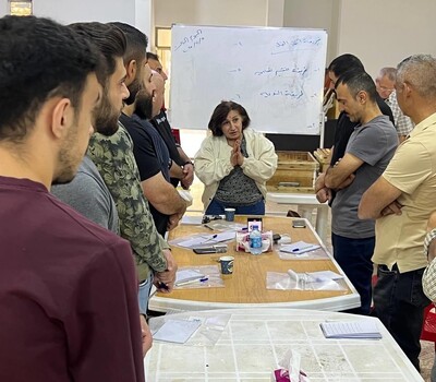 في خطوة منها لتطوير مهارات الشباب وتحسين سبل العيش.. منظمة حمورابي لحقوق الإنسان تطلق ورشة شاملة لتربية النحل في دهوك