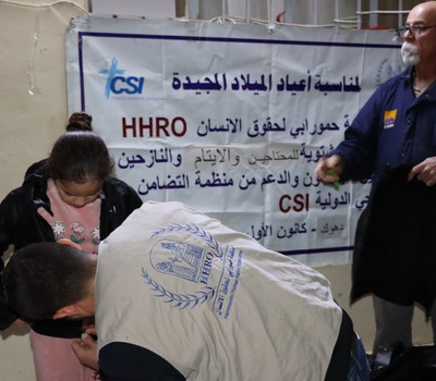 برد الشتاء القارس في دهوك يدفع كوادر منظمة حمورابي لحقوق الانسان للعمل ليلاً نهاراً لتخييف معاناة الأطفال محتاجي الدعم فيها