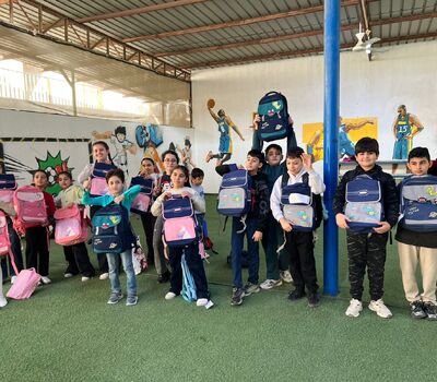 أمل جديد في حقيبة صغيرة — مبادرة لمنظمة حمورابي تعزز حق الأطفال الفقراء في التعلم