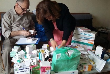 السيدة باسكال وردا تجلب ادوية للاجئين العراقيين في لبنان