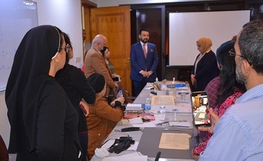 الدكتور احمد العلياوي مدير عام دار المخطوطات يتفقد الورشة التدريبية لصيانة المخطوطات
