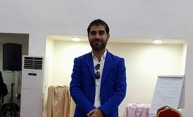 المهندس لؤي كمال اوراها عضو الهيئة العامة لمنظمة حمورابي يمنح كتاب شكر وتقدير من ادارة مشروع اعداد المدرب المحترف الاكاديمي الوطني في العراق