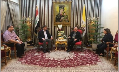 وفد مشترك ضم السيدة باسكال وردا والسيدان محمد التميمي ومحمد زامل سعيد المشاور القانوني يزور غبطة البطريرك ساكو