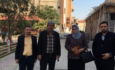 السيد لويس مرقوس ايوب نائب رئيس منظمة حمورابي لحقوق الانسان وعدد من مسؤولي قضاء الحمدانية يستقبلون الدكتورة ماجدة سلمان محمد استشارية التواصل في صندوق إعمار المناطق المتضررة