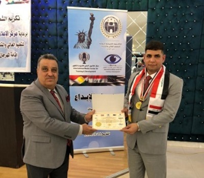 الدكتورسيف عدنان عضو مجلس ادارة منظمة حمورابي لحقوق الانسان ينال وسام الابداع من الاكاديمية الامريكية الدولية للتعليم والتدريب في العراق.