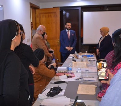الدكتور احمد العلياوي مدير عام دار المخطوطات يتفقد الورشة التدريبية لصيانة المخطوطات