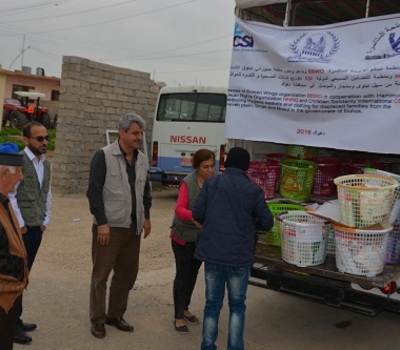 بالتعاون والتنسيق والتكامل بين منظمتي نسائم الاجنحة المتكسرة وحمورابي لحقوق الانسان تم توزيع 100 سلة صحية على نازحين الى قرى تابعة لناحية القوش