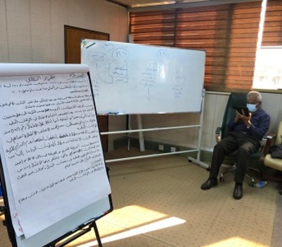 المشاركون في الدورة التدريبية الرابعة يخوضون تمرينا تطبيقيا عن اشراك الاطفال في النزاعات المسلحة .