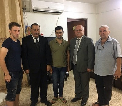 السيد وليم وردا يتفقد الشقيقين أرمن وسعيد عرب نجيب بعد تحريرهما من عملية اختطاف تعرضا لها خلال توجههم للبصرة
