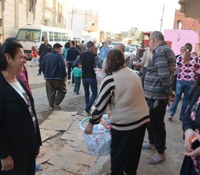 الفريق الأغاثي التابع لمنظمة حمورابي لحقوق الانسان يوزع سلات أغاثية من المنظفات والمواد الصحية على العوائل العائدة الى برطلة